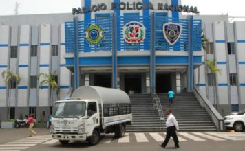 Un delincuente muerto y dos oficiales heridos durante enfrentamiento con banda asalta bancos