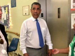 Congresista Adriano Espaillat realiza exitoso tour por edificios de NYCHA