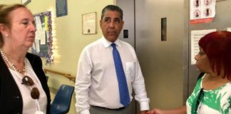 Congresista Adriano Espaillat realiza exitoso tour por edificios de NYCHA