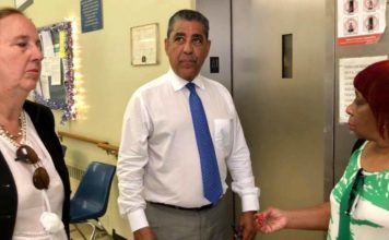 Congresista Adriano Espaillat realiza exitoso tour por edificios de NYCHA