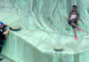 Mujer escala la Estatua de la Libertad en protesta por políticas de Trump en pleno Día de la Independencia