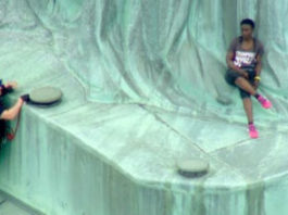 Mujer escala la Estatua de la Libertad en protesta por políticas de Trump en pleno Día de la Independencia