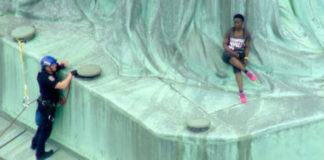 Mujer escala la Estatua de la Libertad en protesta por políticas de Trump en pleno Día de la Independencia