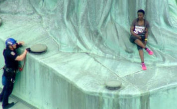 Mujer escala la Estatua de la Libertad en protesta por políticas de Trump en pleno Día de la Independencia