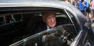 El exchófer de Trump le demanda para que le pague las horas extras