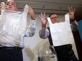 Empresa chilena crea bolsas de plástico solubles en agua que no contaminan el medioambiente