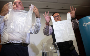 Empresa chilena crea bolsas de plástico solubles en agua que no contaminan el medioambiente