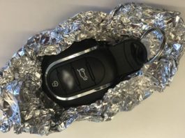 ¿Por qué recomiendan envolver las llaves del auto en papel de aluminio?