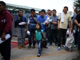 EE.UU. deja a más de 700 niños sin reunir con sus padres inmigrantes