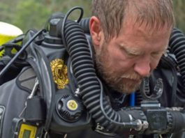 Rescate en Tailandia: el doctor que permaneció con los niños en la cueva y se enteró de la muerte de su padre al salir