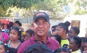 Obras Públicas entrega útiles escolares en Barahona