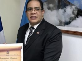Ciudadana de Guatemala acusa de maltrato a embajador dominicano en ese país, el funcionario niega imputaciones