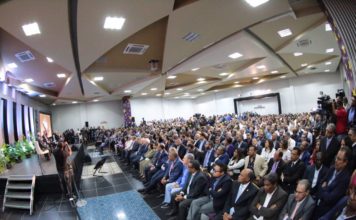 Miles asisten a puesta en circulación del libro: «Años de avance. Escritos de Teoría y Acción», de Leonel Fernández