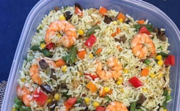 Arroz con camarones y verduras