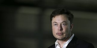 Las acciones de Tesla caen cuando el CEO aparece en video