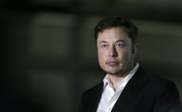 Las acciones de Tesla caen cuando el CEO aparece en video