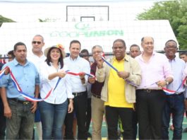 Ministro de Deportes entrega cancha y estadio en Conuco