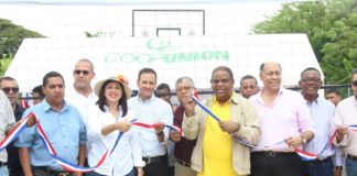 Ministro de Deportes entrega cancha y estadio en Conuco