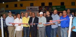 Ministro entrega remozado el polideportivo de Moca