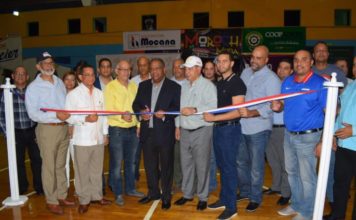 Ministro entrega remozado el polideportivo de Moca