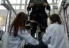 Con estimulación eléctrica parapléjico consigue caminar