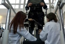 Con estimulación eléctrica parapléjico consigue caminar