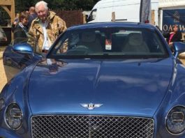 Multimillonario de 72 años busca esposa joven para dejarle sus castillos y libre acceso a su tarjeta