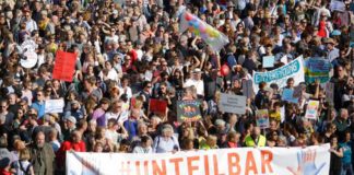 Decenas de miles protestan contra el racismo en Berlín