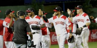 Leones barren a Licey en doble juego