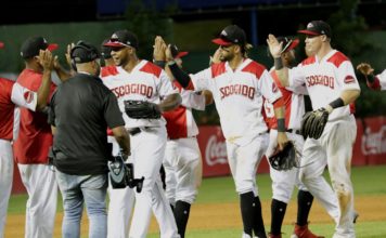 Leones barren a Licey en doble juego