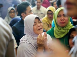Indonesia: Improbable que haya sobrevivientes tras caída de avión