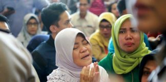 Indonesia: Improbable que haya sobrevivientes tras caída de avión