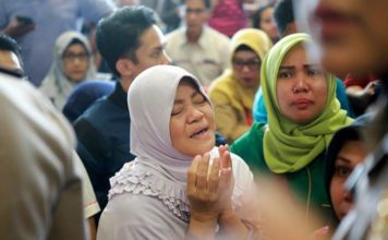 Indonesia: Improbable que haya sobrevivientes tras caída de avión
