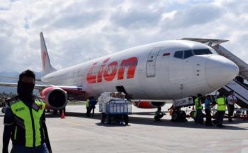 Un avión de Lion Air con 189 personas a bordo se estrella en Indonesia momentos después del despegue