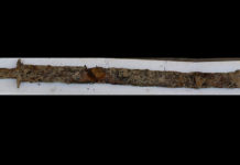 «La Reina de Suecia»: Una niña encuentra una espada de la era previkinga en un lago (FOTO)