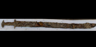 «La Reina de Suecia»: Una niña encuentra una espada de la era previkinga en un lago (FOTO)