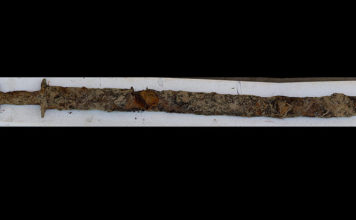 «La Reina de Suecia»: Una niña encuentra una espada de la era previkinga en un lago (FOTO)