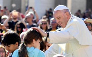 Corte confirma sanción a canal que denigró al Papa con espectáculo de travesti