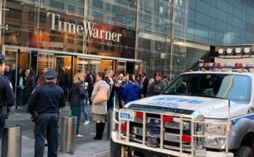 Desocupan edificio Time Warner por empaque dudoso