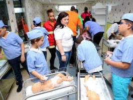 Niños y niñas del CAID desarrollan habilidades jugando a ser médicos y bomberos en ciudad interactiva Peképolis