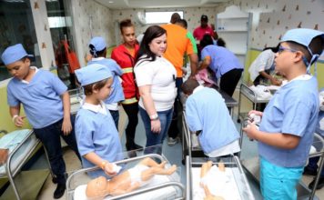 Niños y niñas del CAID desarrollan habilidades jugando a ser médicos y bomberos en ciudad interactiva Peképolis