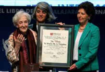 La uruguaya Ida Vitale recibe premio FIL 2018