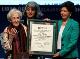 La uruguaya Ida Vitale recibe premio FIL 2018