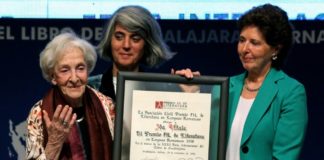 La uruguaya Ida Vitale recibe premio FIL 2018