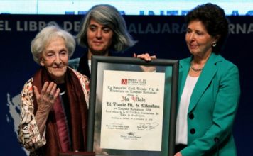 La uruguaya Ida Vitale recibe premio FIL 2018
