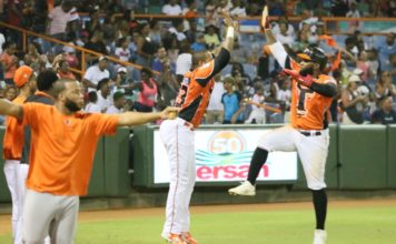 Toros remontan y vencen a las Estrellas