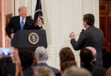 Juez exige a la Casa Blanca devolver credencial a periodista de CNN