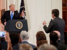 Juez exige a la Casa Blanca devolver credencial a periodista de CNN