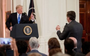 Juez exige a la Casa Blanca devolver credencial a periodista de CNN