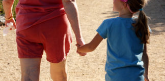Además de ser ineficaces, las nalgadas son dañinas para los niños